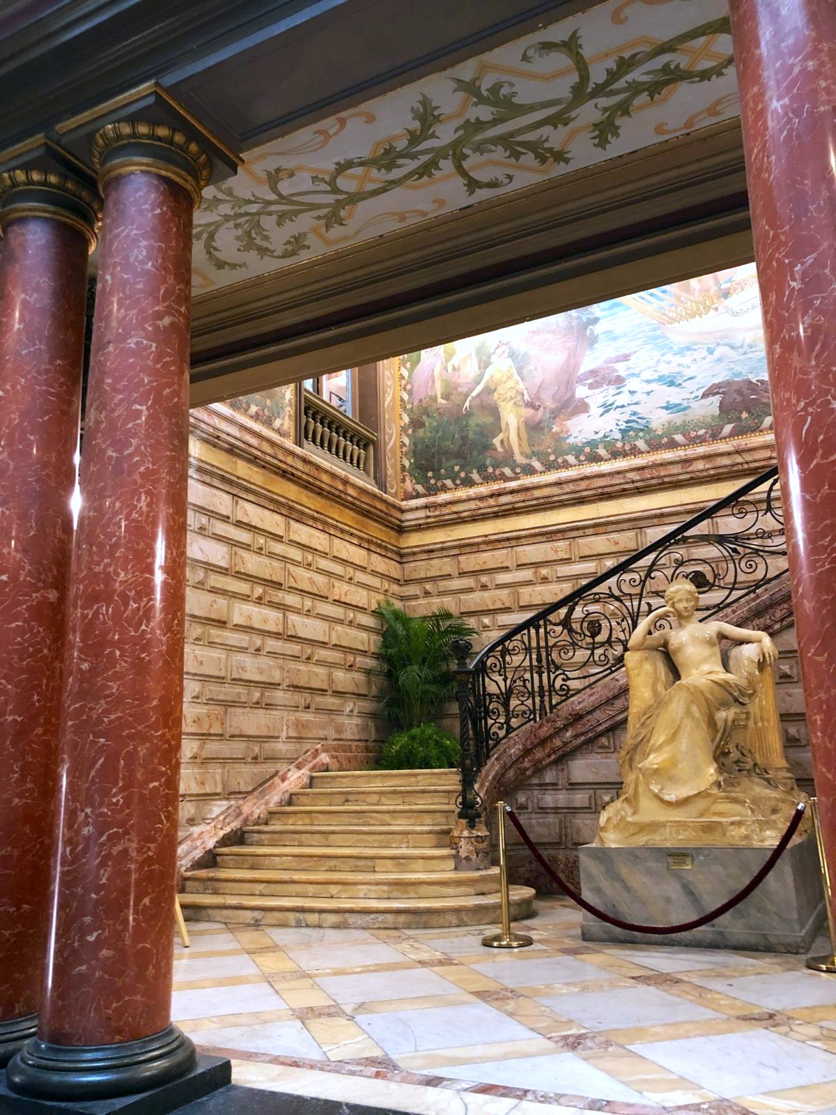🏛️ L’hôtel Pams : un trésor d’art et de luxe au cœur du vieux centre ville de Perpignan