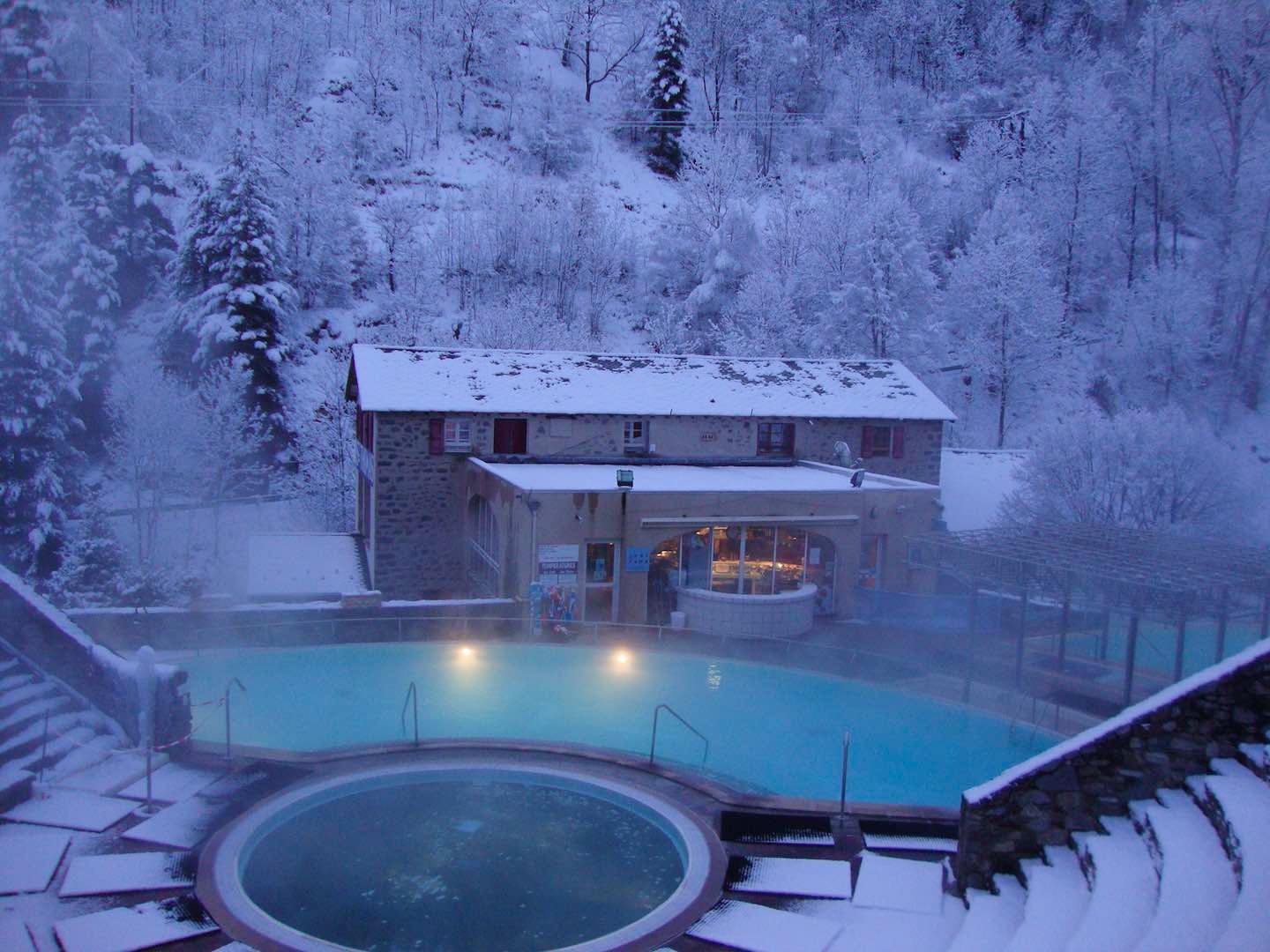 💧 Les Bains de Saint-Thomas à Fontpédrouse : un joyau thermal au cœur des Pyrénées-Orientales