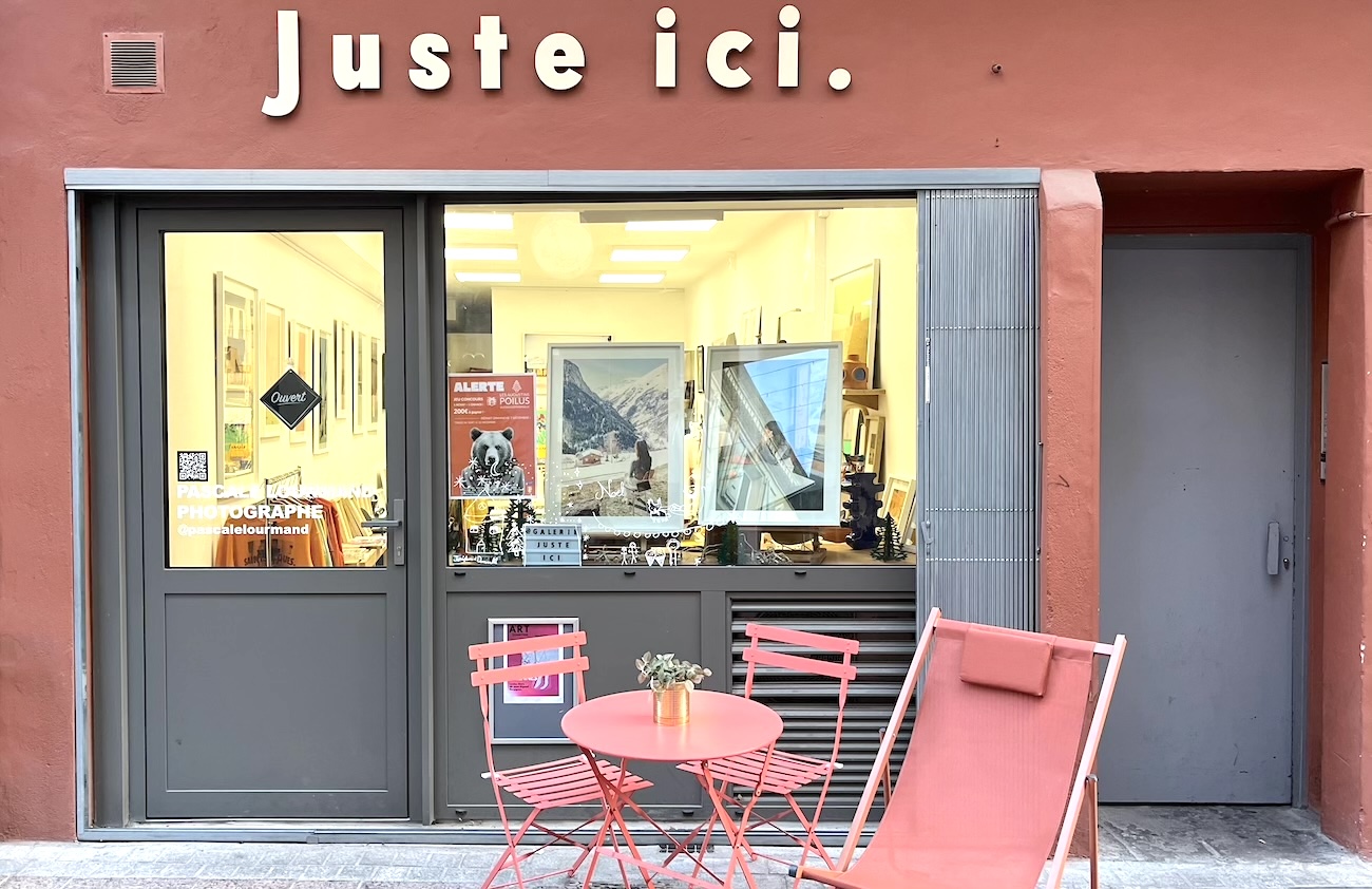 📸✨ Galerie Juste Ici : L&rsquo;Écrin d&rsquo;Art et de Créativité qui Fait Vibrer le Centre Historique de Perpignan