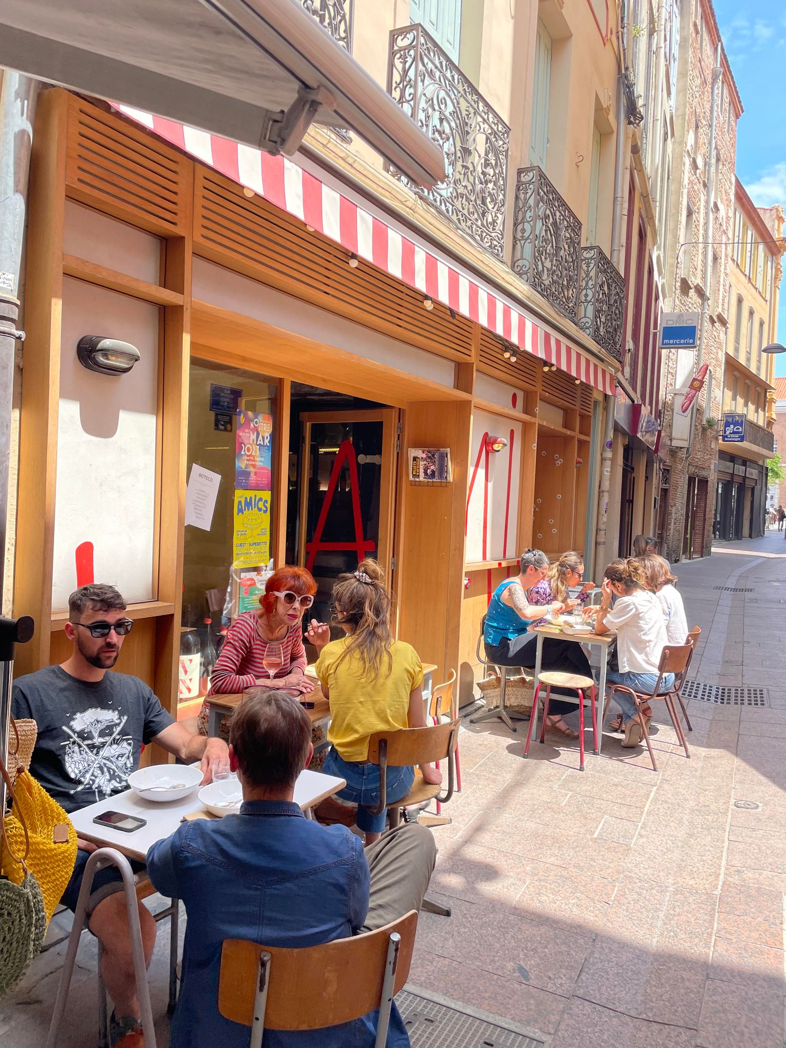 🍽️✨ La Famille : Le Troquet Créatif qui Réinvente la Cuisine de Partage à Perpignan